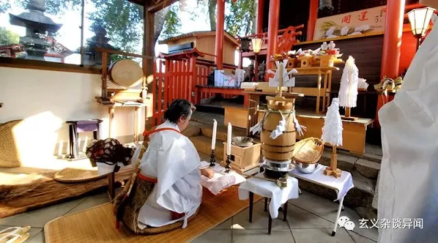 一邊煮飯一邊行法:鳴釜神事